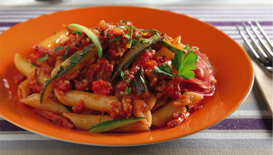 Penne con battuto di carne, salame e julienne di verdure