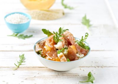 Insalata di riso con prosciutto crudo, gamberi, melone e rucola