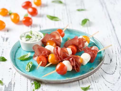 Spiedini di bresaola, mozzarelline e ciliegini bicolor con crema di basilico senza aglio e formaggio cremoso