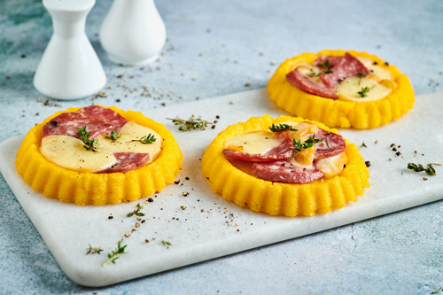 Tartellette di polenta con salame Felino e scamorza affumicata