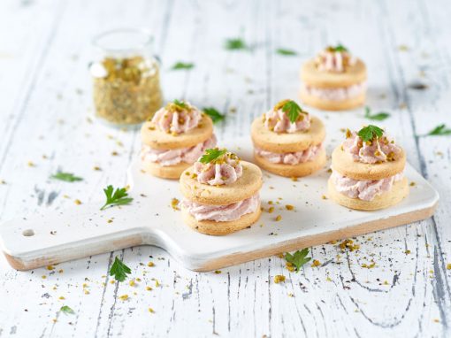 Torrette di biscotti al parmigiano e pepe con mousse di mortadella