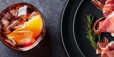 Un abbinamento tutto italiano: Negroni e prosciutto crudo