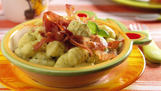 Gnocchi al pesto e prosciutto crudo