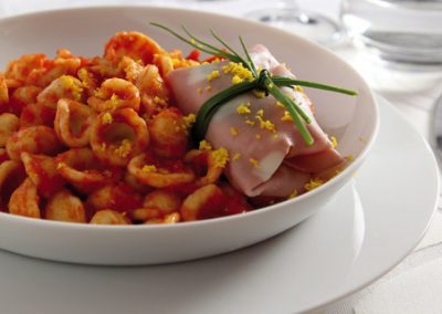 Orecchiette in salsa e involtino di mortadella farcito