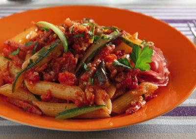 Penne con battuto di carne, salame e julienne di verdure