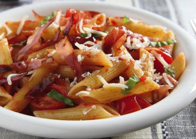 Penne allo speck con pomodorini e basilico