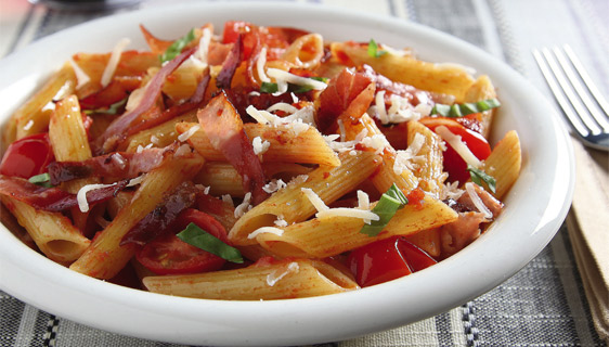Penne allo speck con pomodorini e basilico