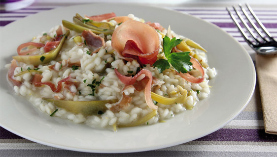 Risotto mantecato ai carciofi con julienne di prosciutto di parma