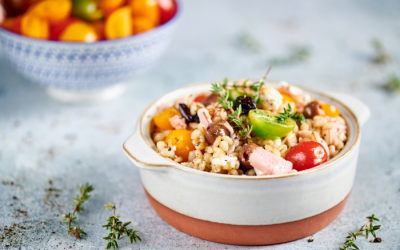 Insalata di orzo, prosciutto cotto, feta e olive