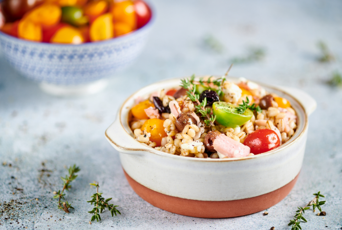 Insalata di orzo, prosciutto cotto, feta e olive