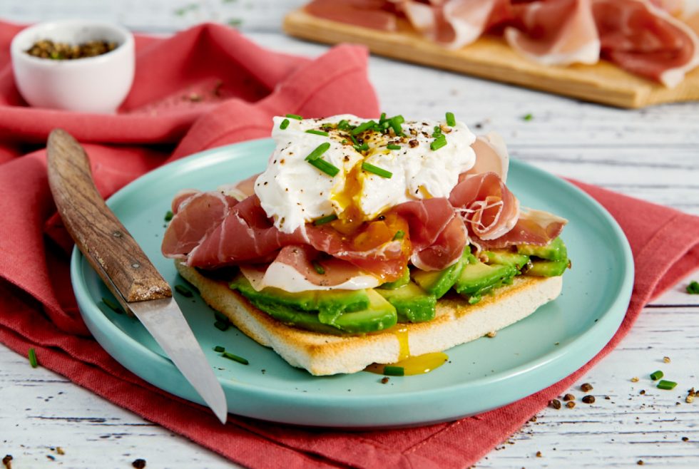 Avocado Toast con prosciutto di Parma e uovo in camicia Veroni