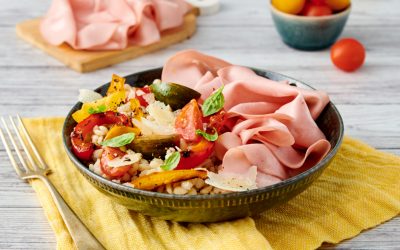 Insalata di orzo, mortadella, peperone grigliato, pomodorini, grana