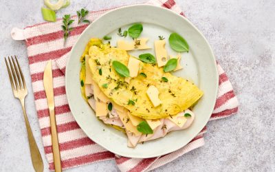 Omelette alle erbe aromatiche con prosciutto cotto, porri e gruyère