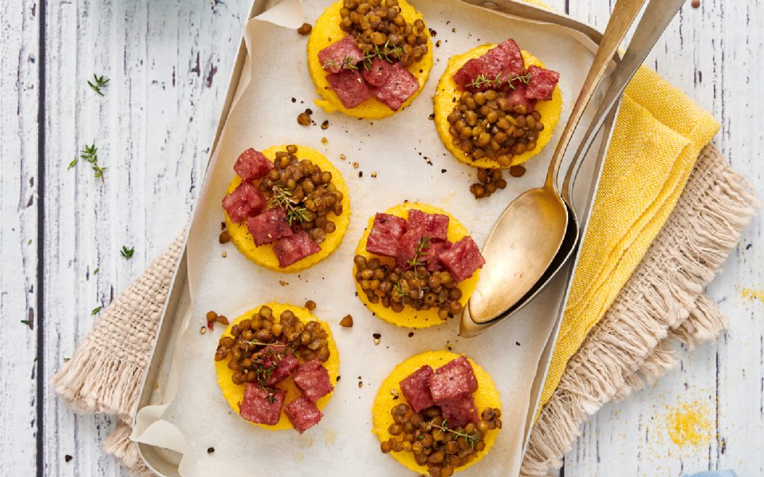 Crostini di polenta, cotechino e lenticchie