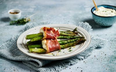 Involtini di asparagi con prosciutto e ricotta alle erbe