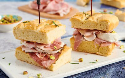 Focaccia farcita con prosciutto arrosto, mozzarella e pistacchio